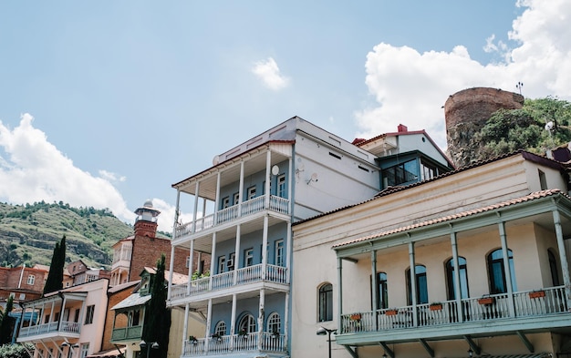 Fachada de varandas tradicionais esculpidas e casas de madeira coloridas na cidade velha de Tbilisi, capital da Geórgia Famosa em todo o mundo varandas