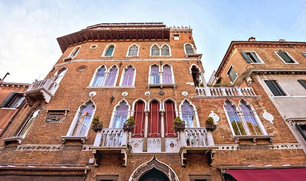 Fachada decorada de ladrillo viejo de un edificio en Venecia