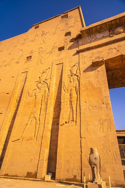 Fachada con dibujo de faraones del Templo de Edfu en la ciudad de Edfu Egipto