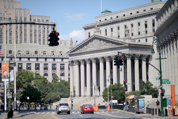 Fachada do edifício da Suprema Corte do Estado de Nova York com pessoas ao redor em Manhattan New York City EUA