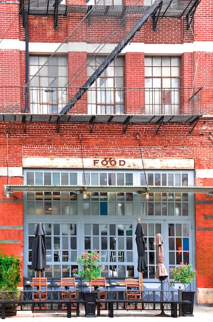 Fachada do edifício industrial de tijolo vermelho, com escada de incêndio. nyc