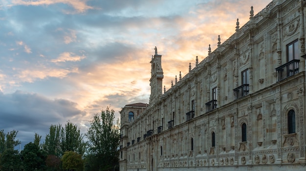 Fachada do Hospital San Marcos em León, Espanha