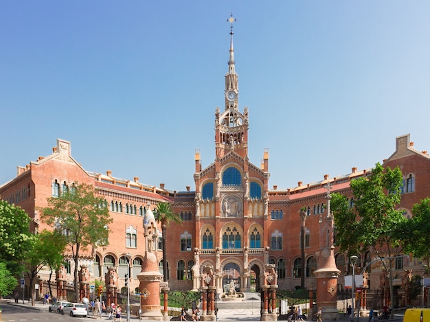 Fachada do hospital sant pau na manhã de verão, barcelona, espanha