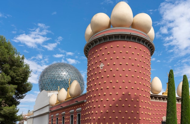 Fachada do Museu Salvador Dali em Figueres, Catalunha, Espanha.