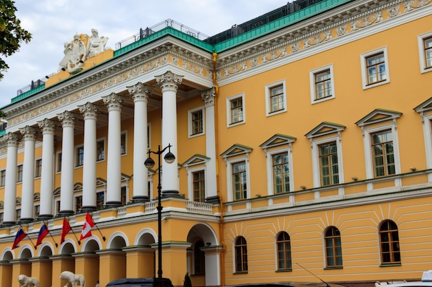 Fachada do Palácio LobanovRostovsky também conhecido como Casa com leões em São Petersburgo Rússia Construído em 18171820