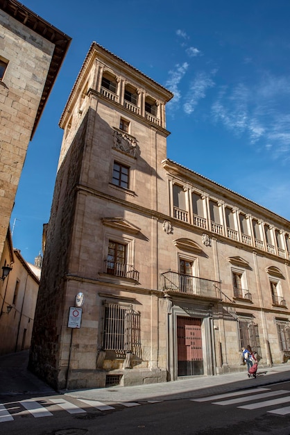 Fachada do palácio orellana em salamanca