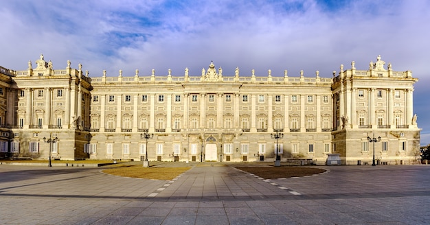 Fachada do Palácio Real de Madrid ao amanhecer, espetacular construção de residência de reis. Espanha.