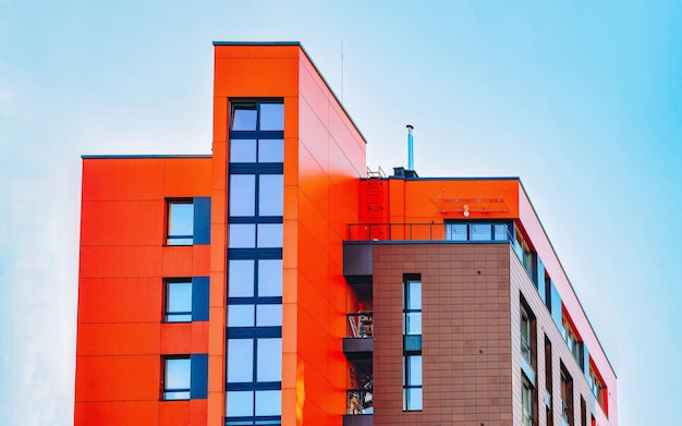 Fachada do prédio de apartamentos moderno vermelho. Incluindo lugar para espaço de cópia