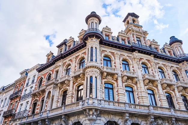 Fachada dos edifícios da arquitetura do estilo clássico em Bruxelas, Bélgica