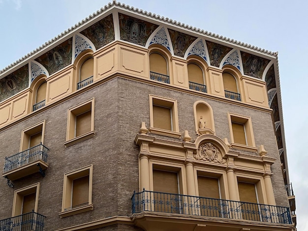 fachada de edificio con adorno español