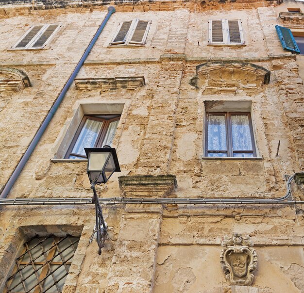 Fachada de edificio antiguo en Cerdeña