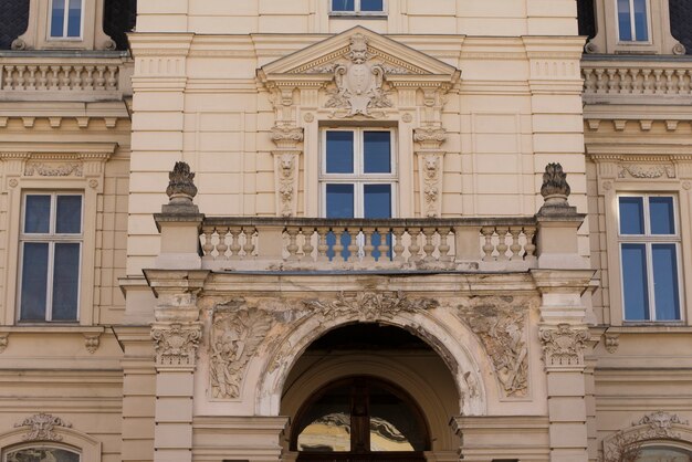 Fachada del edificio antiguo con tres ventanas y balcón en Lviv, Ucrania