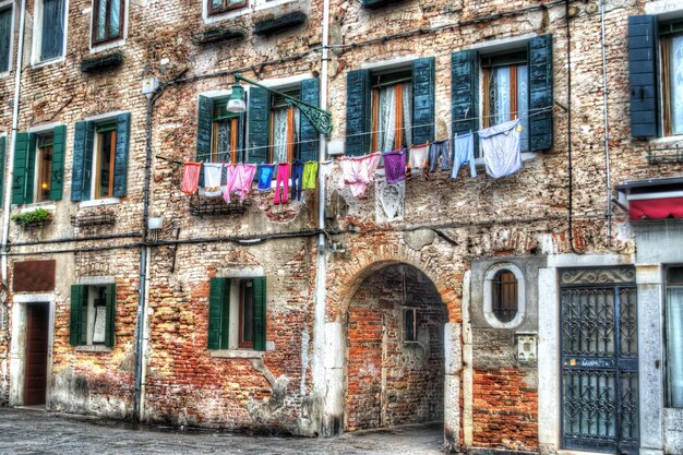 Fachada de edificio antiguo en Venecia Italia Mapeo de tonos HDR