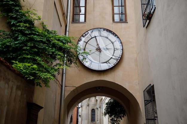 Fachada de un edificio antiguo con ventanas y un gran reloj antiguo Ucrania Lviv.