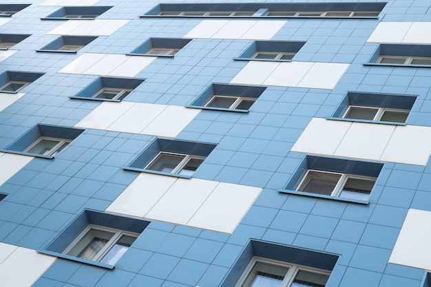 Fachada de edificio de apartamentos blanco y azul