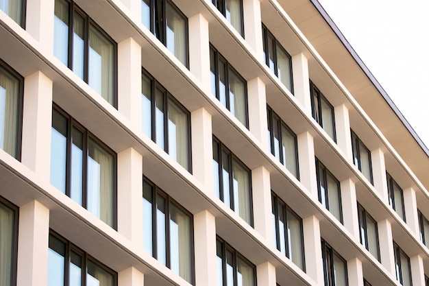 Fachada del edificio de apartamentos contra el cielo