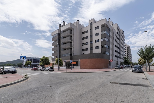 Fachada de un edificio de apartamentos residencial urbano