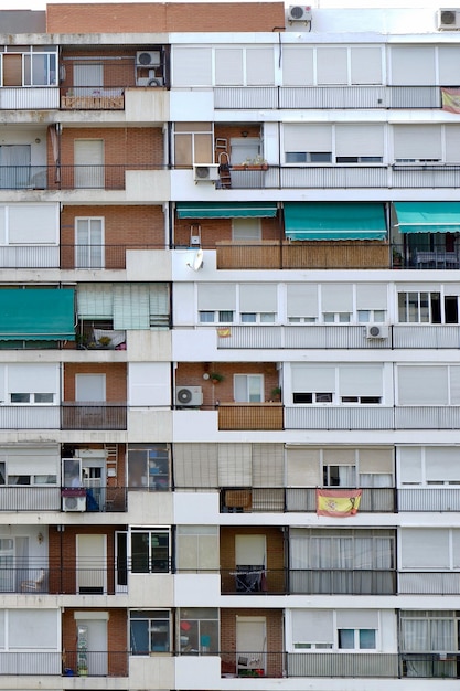 Fachada de edificio en barrio más poblado de Madrid España