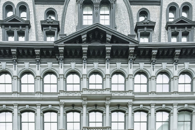 Fachada de edificio clásico con ventanas arqueadas