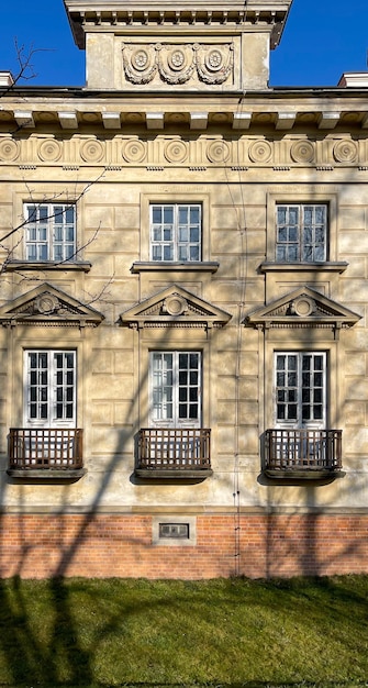 fachada de un edificio de dos pisos