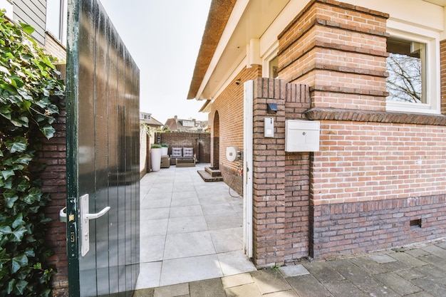 La fachada de un edificio de ladrillo con puerta de madera.