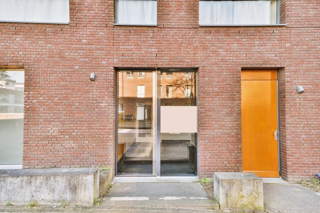 La fachada de un edificio de ladrillo con puerta de madera.