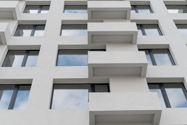 Fachada de un edificio moderno con balcones.