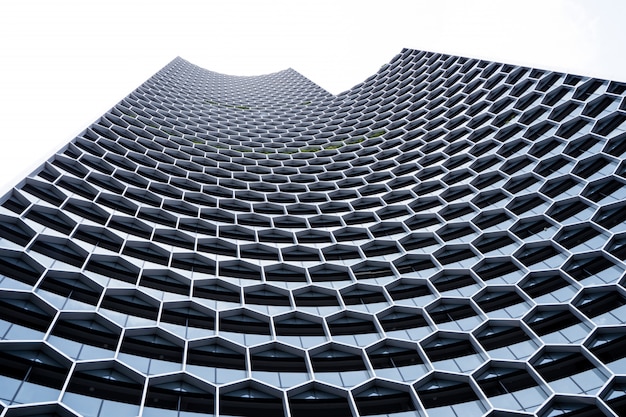 Fachada de un edificio moderno con estructura geométrica.