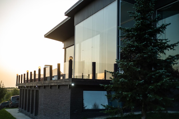 Fachada de edificio moderno en el pueblo al atardecer