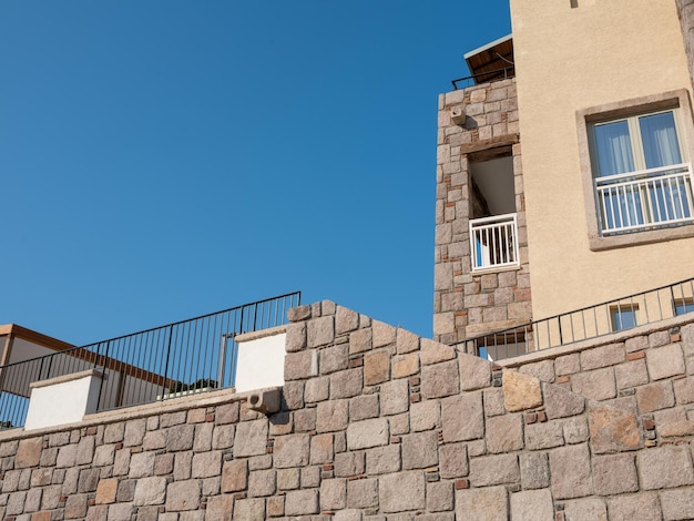 Fachada de edificio con muro de piedra