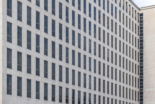 Fachada de un edificio de oficinas con baldosas de mármol