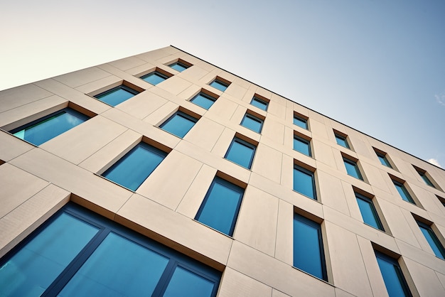 Fachada del edificio de oficinas con ventanas.