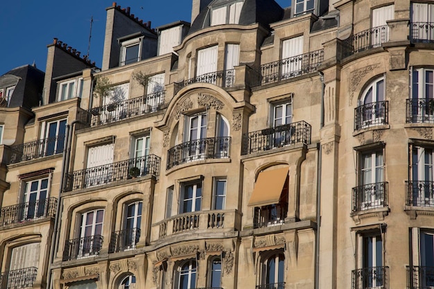 Fachada de edificio en París, Francia