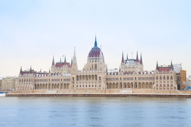 Fachada del edificio del parlamento sobre el río, Budapest, Hungría