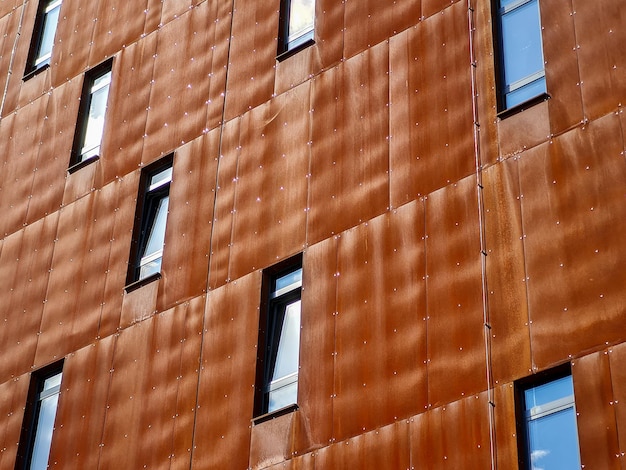 Fachada de edificio realizada con chapas de acero acero corten