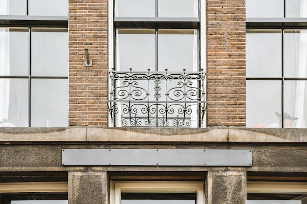 Fachada de un edificio residencial cerrado con vista a grandes ventanales ubicados uno tras otro