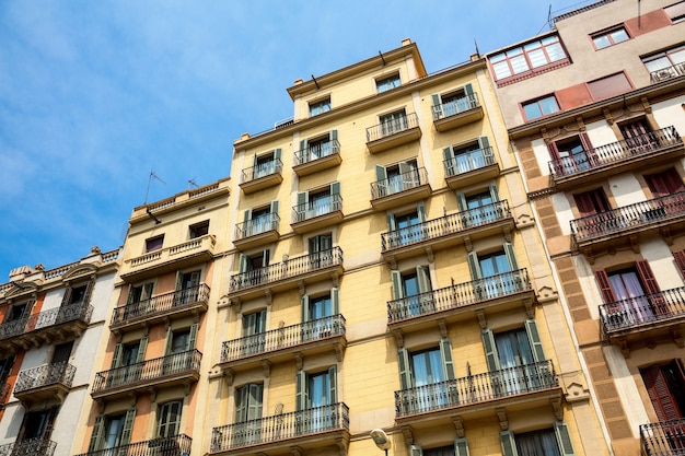 Fachada del edificio residencial clásico en Barcelona, España