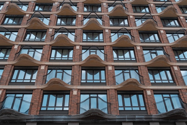 La fachada de un edificio residencial moderno Balcones en forma Alquiler y venta de bienes inmuebles