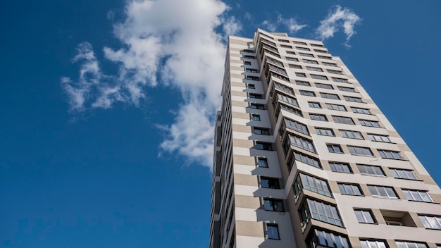 Fachada de un edificio residencial vista de ángulo bajo