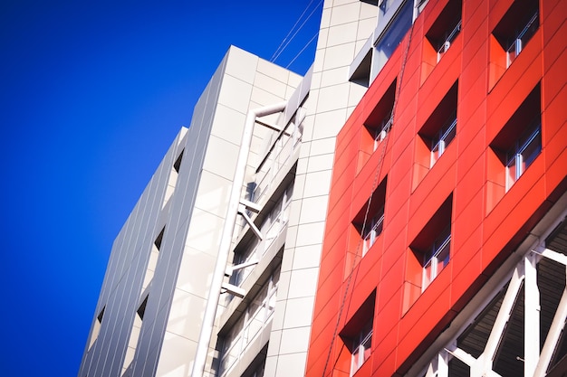 Fachada del edificio rojo al estilo de alta tecnología.