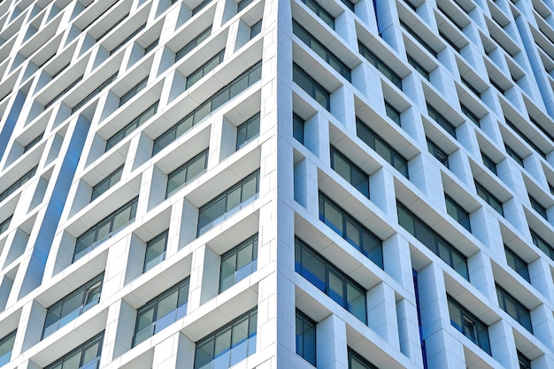 Fachada del edificio de varios pisos de la ciudad con un diseño contemporáneo de paneles geométricos y ventanas de vidrio