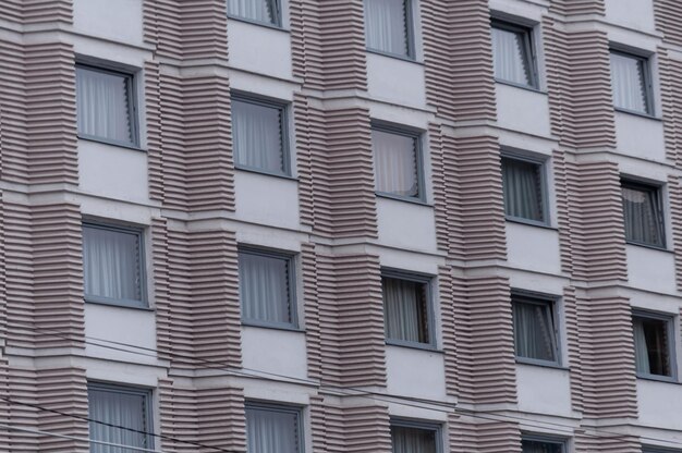 Fachada de un edificio con ventanas de fondo. Vista frontal.