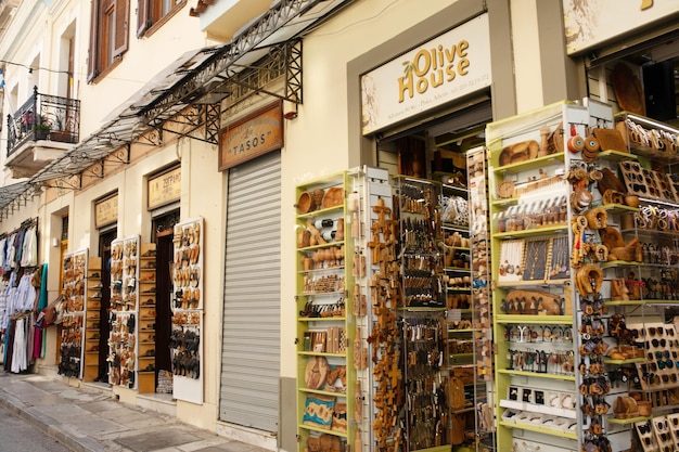 La fachada de edificios antiguos en Atenas, Grecia.