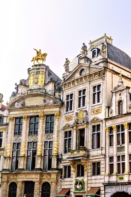 Fachada de edificios de la ciudad en Grand Place en Bruselas