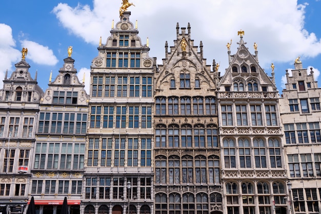 Fachada de edificios de la Grand Place a la luz del día