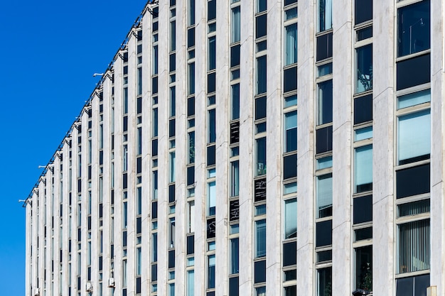 La fachada es un edificio moderno con líneas limpias y ventanas rectangulares. Arquitectura moderna