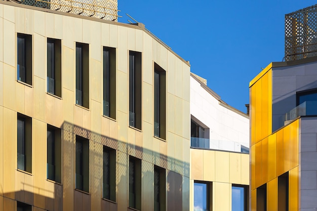 La fachada es un edificio moderno con líneas limpias y ventanas rectangulares. Arquitectura moderna