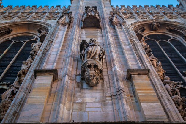 Fachada, estatuas y elementos decorativos en el techo del Duomo de Milán.