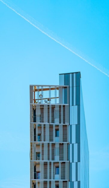 Fachada y estructura de un moderno edificio vanguardista y minimalista con grandes cristales azules