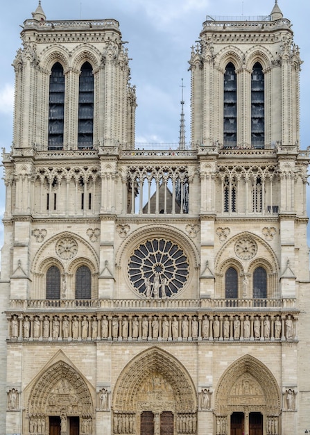 Fachada de la famosa catedral gótica de Notre Dame de París Francia